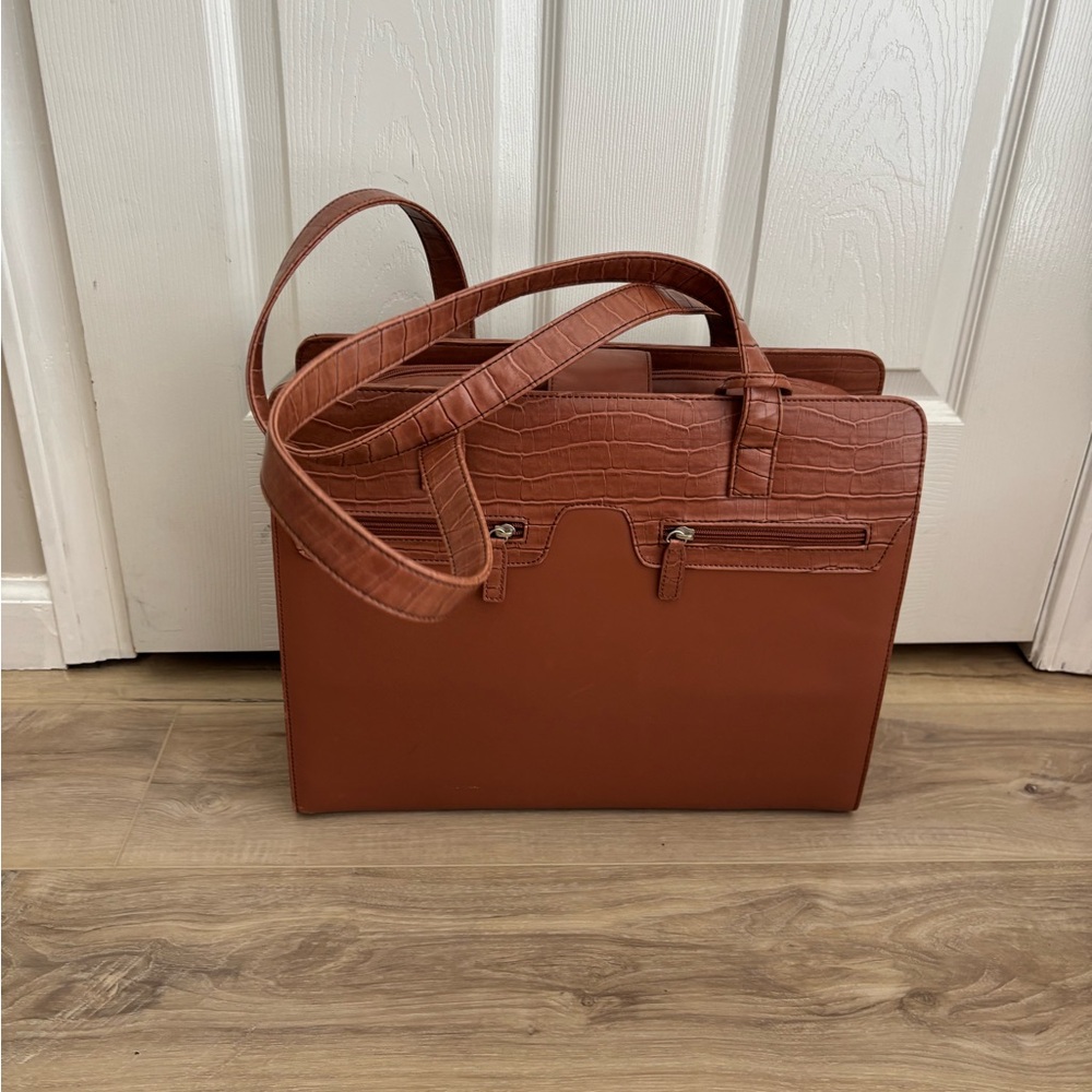 Elegant Brown Crocodile-Embossed Women's Bag